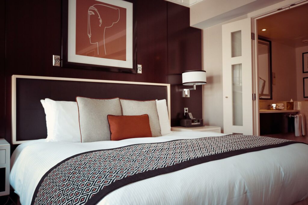 hotel-room-1447201_1920 | フレキシブルシナジーラボ by ovice 図版 疲れを完全に取るための睡眠をする