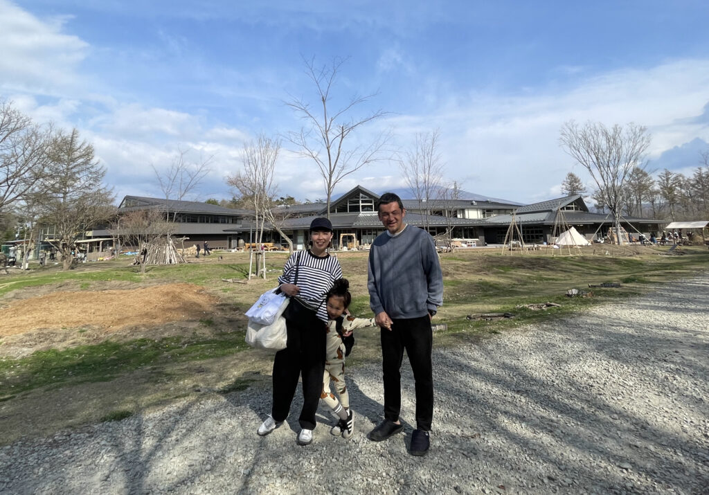 図版 教育移住を果たしたメンバー（右）と、そのご家族