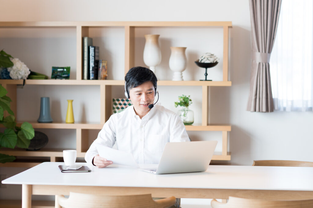 図版 テレワークをしている男性