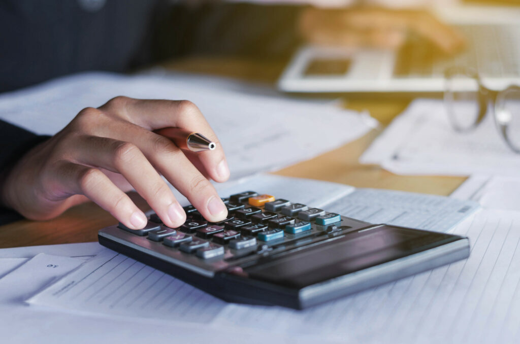 business accounting concept businesswoman and laptop with calcul | フレキシブルシナジーラボ by ovice 図版 生産性の種類と計算式