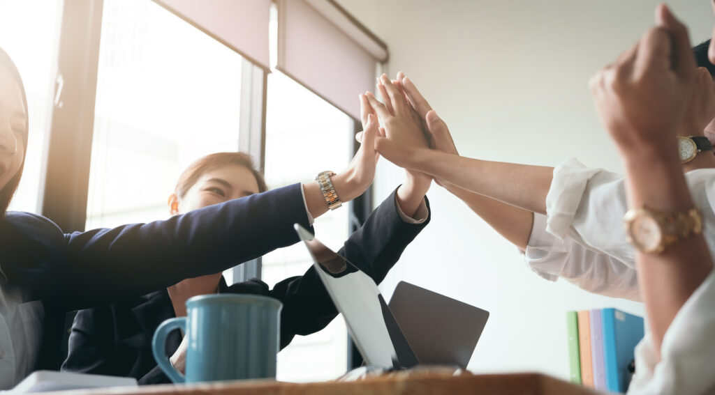 Successful entrepreneurs, Business colleagues celebrating successful at office | フレキシブルシナジーラボ by ovice 図版 業務効率化の成功事例
